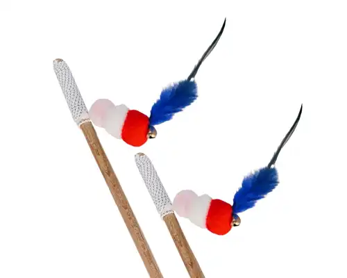 لعبة عصا خشبية تفاعلية مع دمية الدودة القز وريش وجرس صغير للحيوانات الأليفة